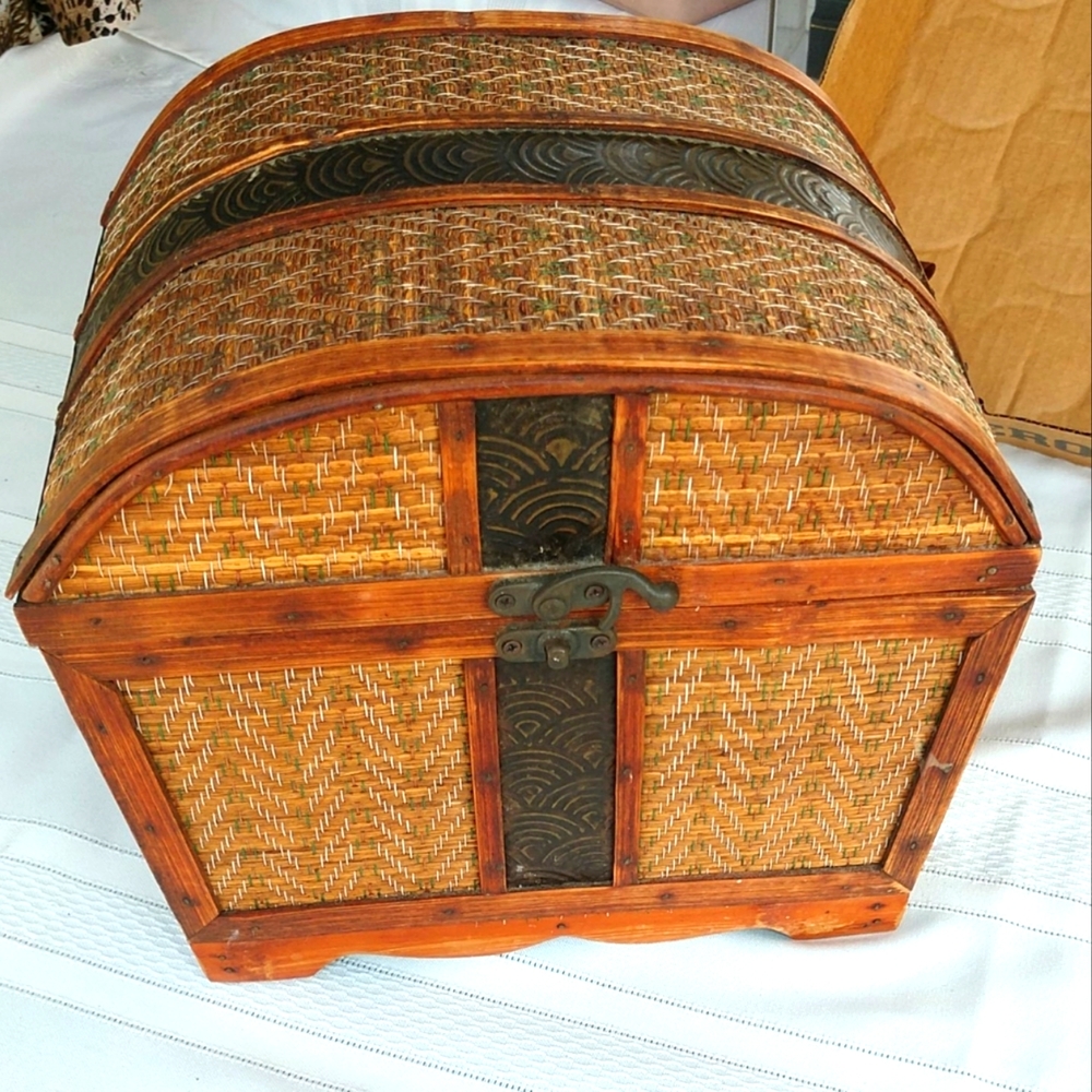 Vintage SMALL PIRATE TREASURE CHEST Tropical Home Nautical Décor 9.5" x 7" x 8".